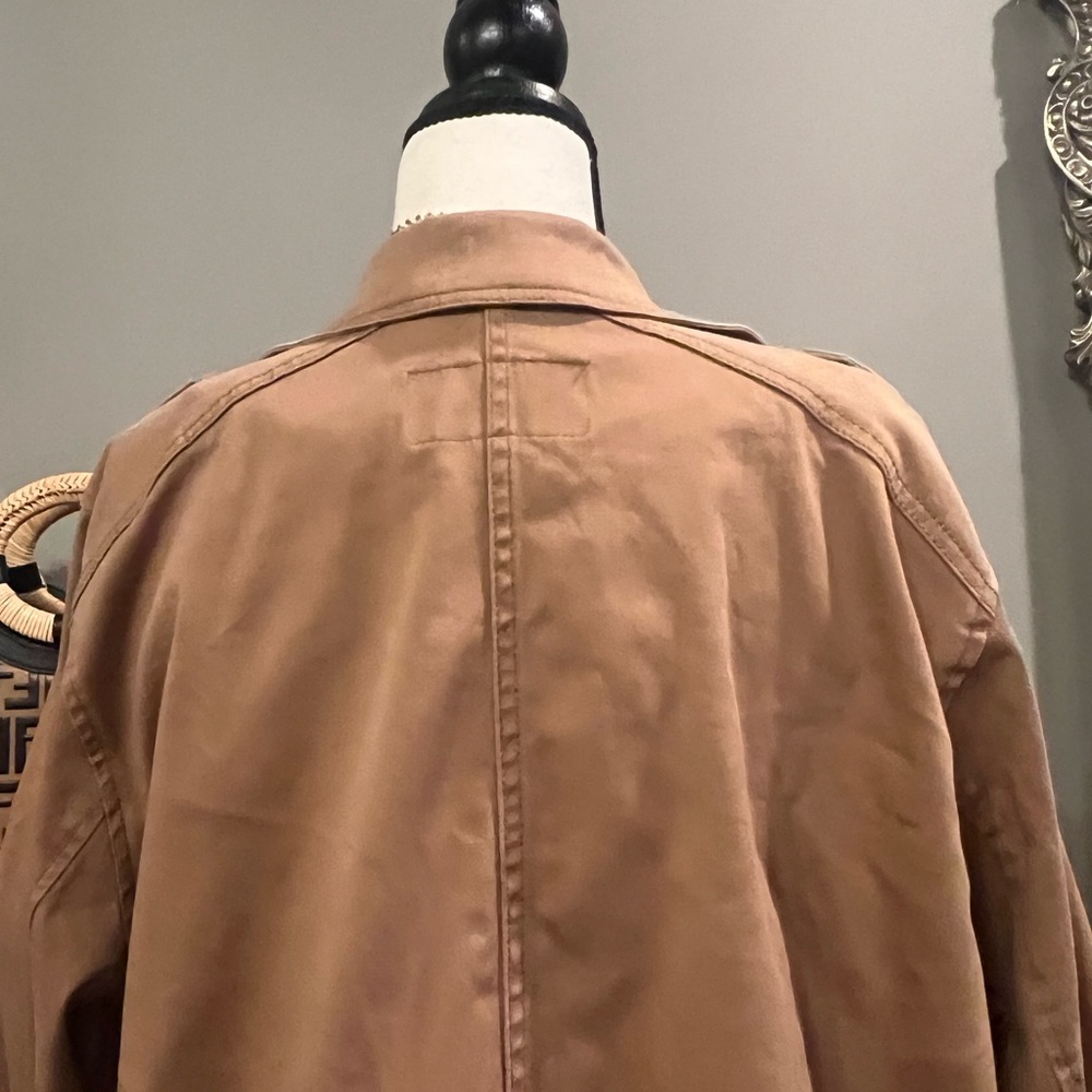 This jacket is made like a shacket the inside has camouflage design sleeves roll - Picture 16 of 16